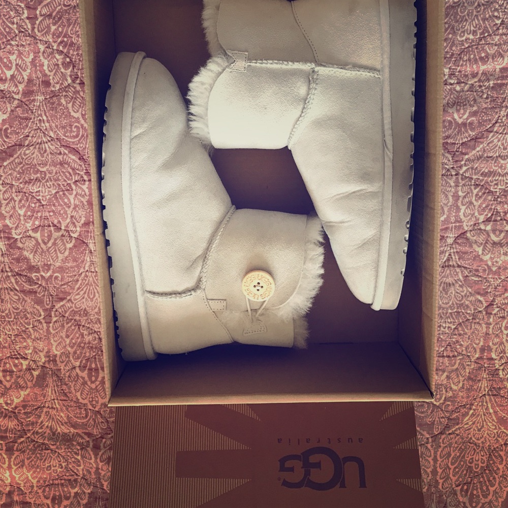 Barely worn Mini Bailey Button Ugg